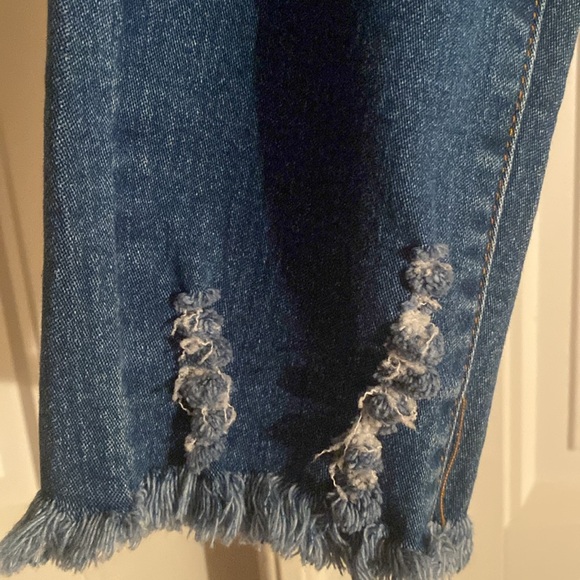 Women’s Size 9, Distressed Denim Ankle Jeans - Picture 4 of 10